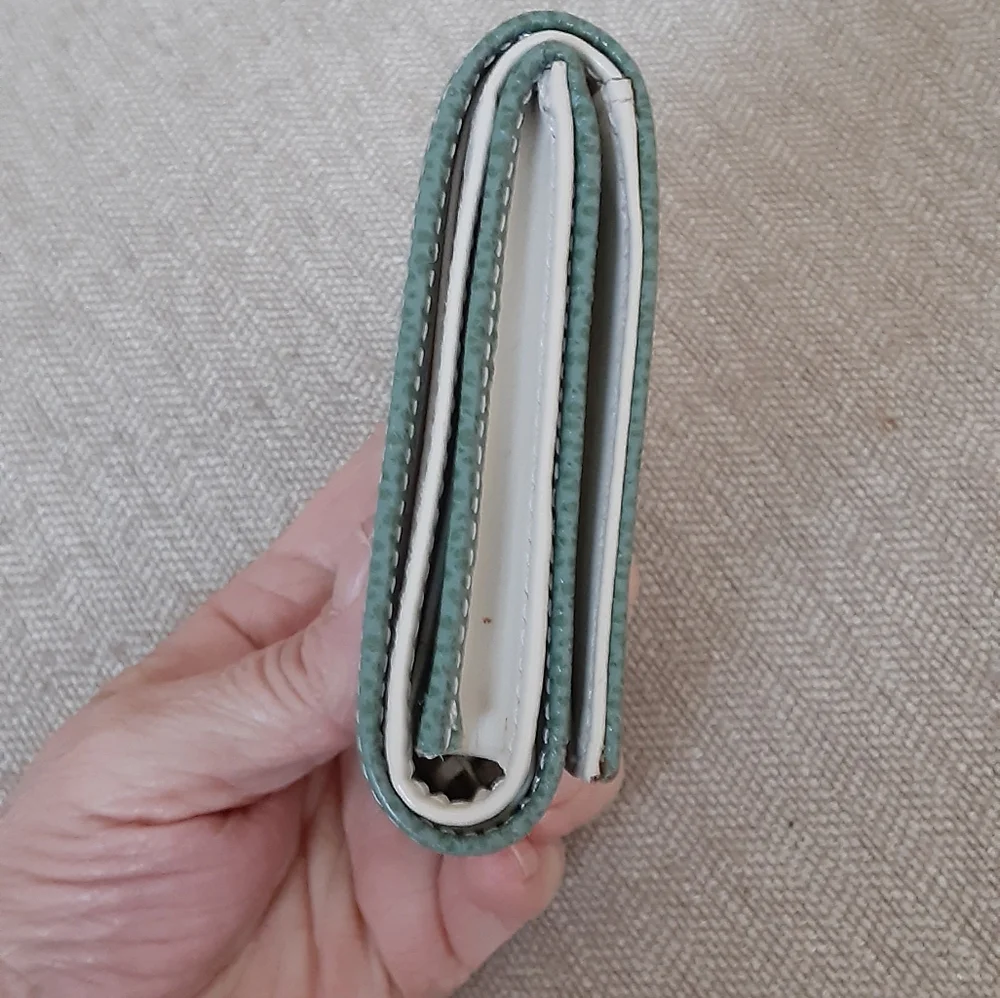 Levenger Green Leather Women's Wallet - Picture 8 of 11